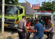 Polisi Evakuasi Sopir Truk Tak Sadarkan Diri di Sukodadi Lamongan
