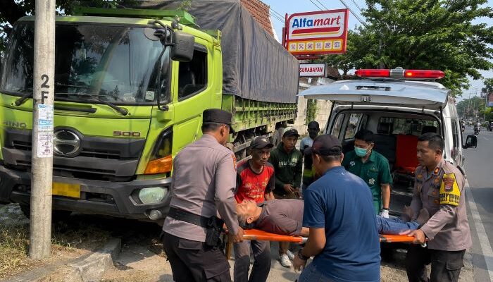 Polisi Evakuasi Sopir Truk Tak Sadarkan Diri di Sukodadi Lamongan