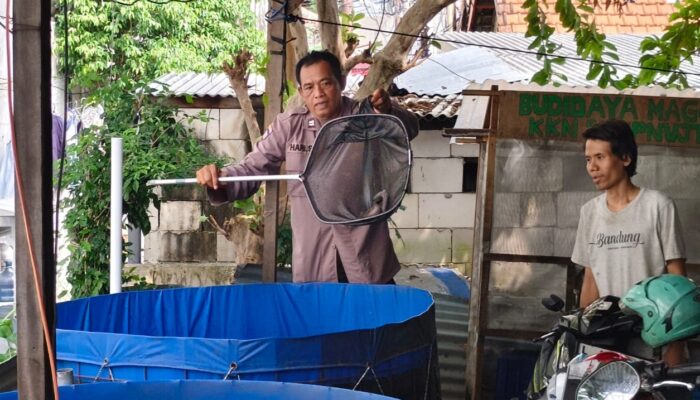 Dorong Ekonomi Lokal, Polsek Genteng Dampingi Warga Embong Kaliasin Produksi Abon Lele