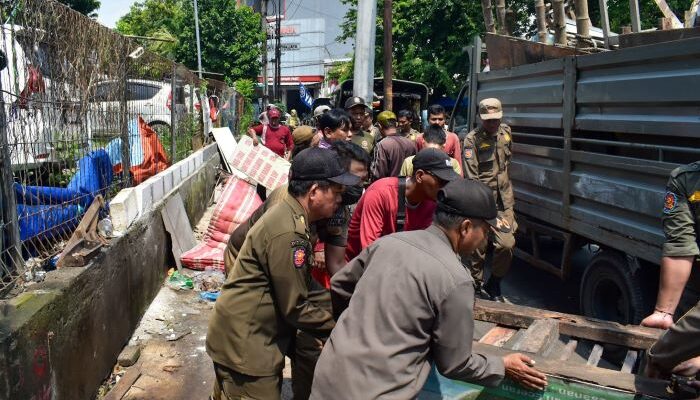 Tertibkan PKL Tanpa Relokasi, DPRD Surabaya Sebut Pemkot Buang-Buang Anggaran