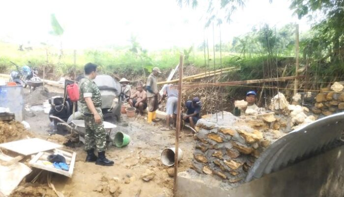 Gotong Royong TNI dan Masyarakat Bangun Jembatan Aramco di Karanganyar Blora