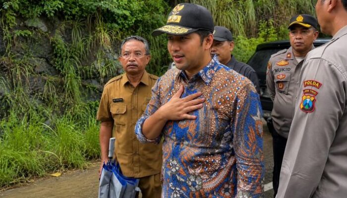 Emil Dardak Tinjau Aksi Penutupan Jalan di Tegalombo Pacitan, Kepala UPT PJJ Pacitan Ikut Dampingi di Lokasi