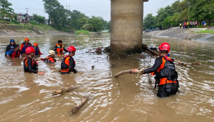 Terseret Arus di Banjir Kanal Barat Semarang, Pria Tanpa Identitas Belum Ditemukan