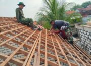 Babinsa Kodim Lamongan Gotong Royong Bangun Rumah Warga Lewat Program Rutilahu