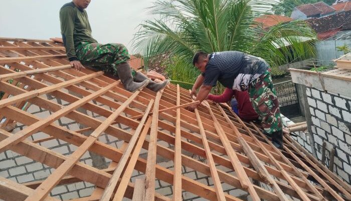 Babinsa Kodim Lamongan Gotong Royong Bangun Rumah Warga Lewat Program Rutilahu