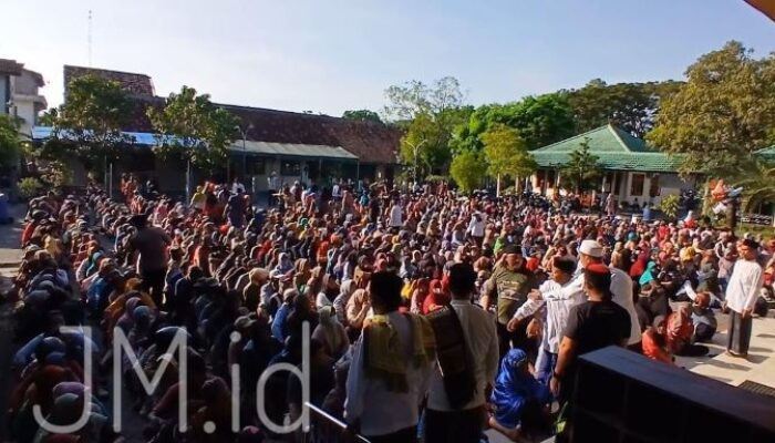 Ribuan Warga Berebut Kupon Daging Kurban di Masjid Jabalul Khoir Purwodadi