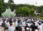 Salat Iduladha di Balai Kota Surabaya Berlangsung Khidmat Meski Diguyur Gerimis