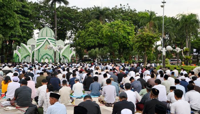 Salat Iduladha di Balai Kota Surabaya Berlangsung Khidmat Meski Diguyur Gerimis