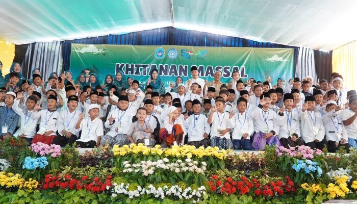 Ratusan Anak Lamongan Ikuti Khitan Massal di Pendopo Lokatantra