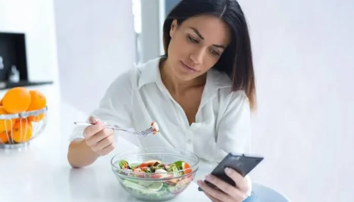 Menkes Sebut Makan Sambil Main HP Lebih Buruk dari Makan Terburu-buru