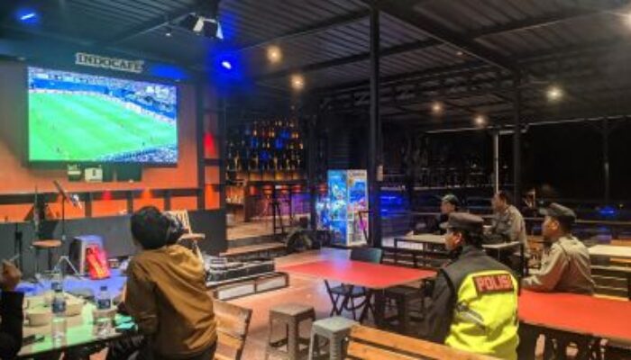 Nobar Piala Dunia 2026, Polisi dan Warga Pacet Mojokerto Pererat Kebersamaan Jelang HUT Bhayangkara ke-80