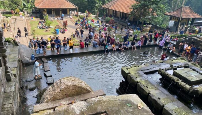 Ribuan Warga Padati Ritual Ruwat Agung 1 Suro di Petirtaan Jolotundo Mojokerto