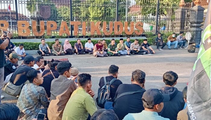 Demo Kudus Menuntut Perubahan, Mahasiswa Dialog Terbuka dengan Bupati dan Forkopimda
