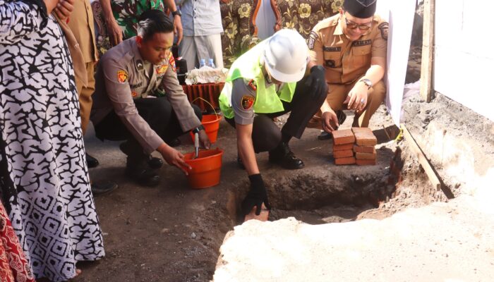 Kapolres Probolinggo Kota Letakkan Batu Pertama Bedah Rumah Warga Tongas