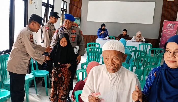 Aksi Humanis Polsek Geneng Bantu Lansia Saat Penyaluran PKH Plus di Ngawi