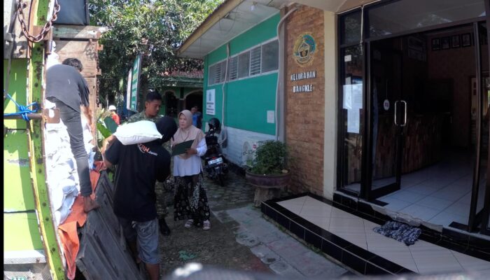 Perum Bulog Salurkan Bapang ke Ratusan Warga Blora