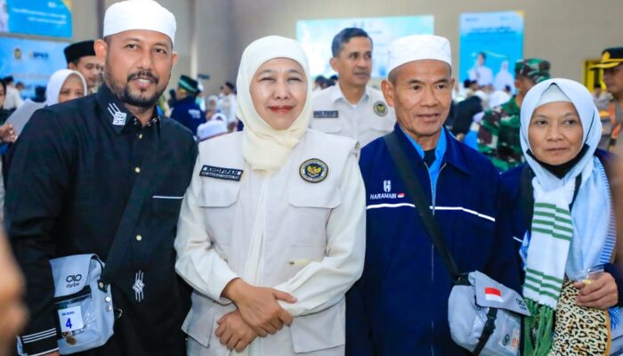 Gubernur Khofifah Sambut Hangat Kepulangan Jemaah Haji Kloter Pertama di Surabaya, Puji Inovasi Imigrasi yang Kian Cepat