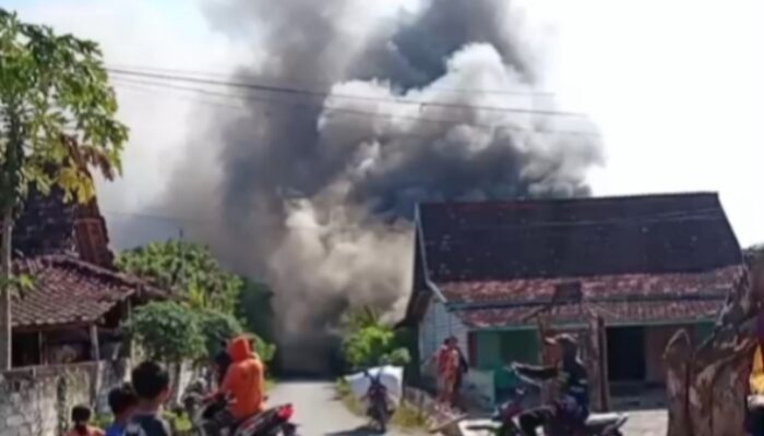 Rumah Warga Rembang Terbakar, Belasan Karung Isi Gabah Ludes