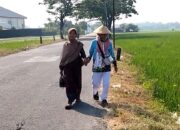 Pulang Haji, Lansia Asal Semarang Tempuh Jalan Kaki 34 Kilometer dari Donohudan Demi Tunaikan Nazar