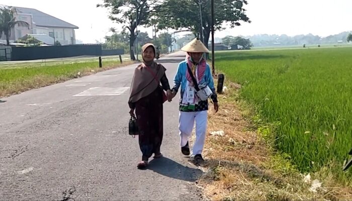 Pulang Haji, Lansia Asal Semarang Tempuh Jalan Kaki 34 Kilometer dari Donohudan Demi Tunaikan Nazar