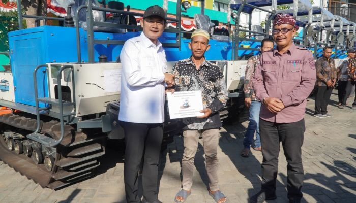 Amankan Swasembada Pangan, Bupati Lamongan Serahkan Bantuan Alsintan ke Poktan