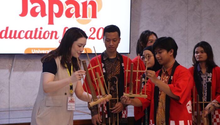 Harmoni Angklung Buka Jalan Kolaborasi Internasional FIPS Unitomo dan License Academy Jepang