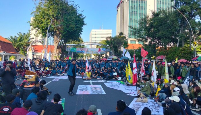 Gelombang Aksi Mahasiswa Kepung Gedung Grahadi, Tuntut Keadilan bagi Rakyat