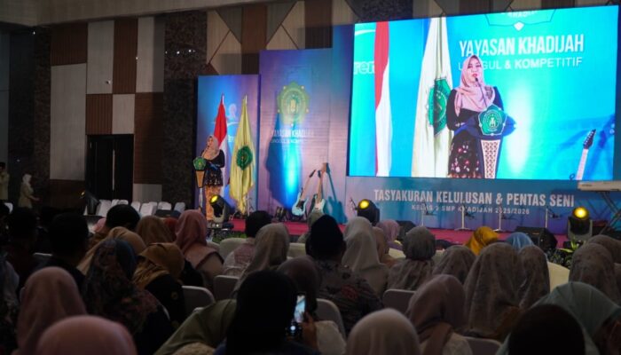 Jejak Prestasi di Wisuda SMP Khadijah, Ning Lia Tekankan Pentingnya Generasi Tangguh dan Berakhlak