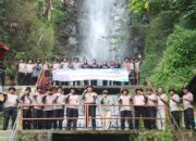 Jaga Pesona Alam Lawu, Kapolres Magetan Pimpin Aksi Bersih bersih sampah di Wisata Air terjun Tirtosari
