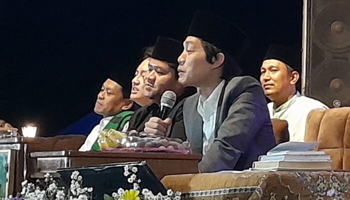 Alun-Alun Selatan Solo Dipenuhi Lautan Jemaah, Gempass Bersholawat Hadirkan Gus Iqdam