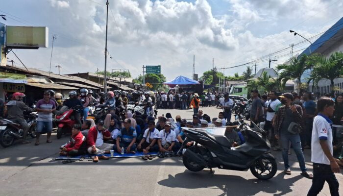 Buruh PT Pakerin Blokade Akses Jalan Perusahaan, Tuntut Pembayaran Upah Tiga Bulan