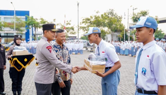 Kapolda Jateng dan Bupati Etik Hadiri Pembagian 1.000 Sepatu Gratis untuk Pelajar Sukoharjo