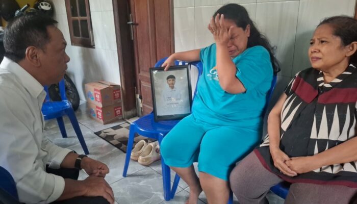 Cita-cita Kuliah Kandas, Tangis Keluarga Pecah saat Legislator PDIP Melayat Pelajar Korban Penganiayaan