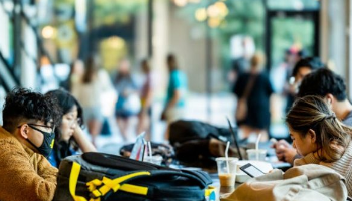 5 Tips Sosial Untuk Para Introvert Beradaptasi di Ruang Publik Tanpa Kehilangan Energi