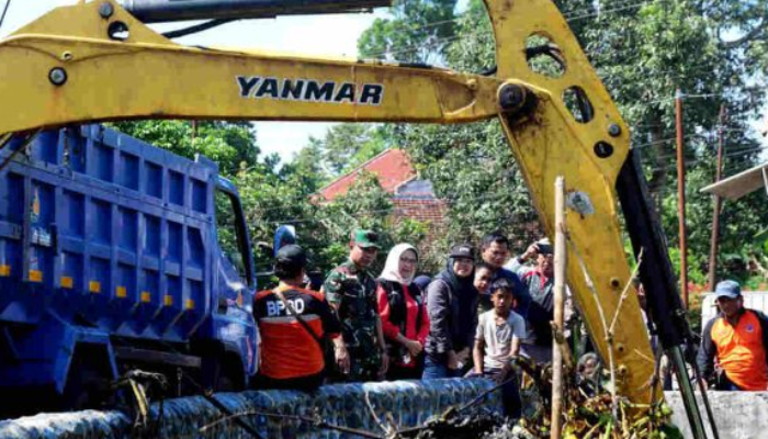 Tinjau Lokasi Banjir Sidorejo, Bupati Lumajang Desak Pemprov Jatim Segera Tangani Saluran Kritis