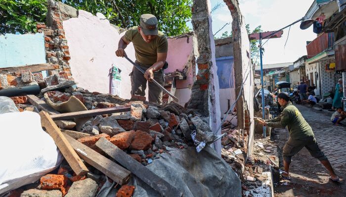 Kembalikan Fungsi Jalan dan Saluran, Pemkot Surabaya Tertibkan 39 Bangunan Liar di Asemrowo
