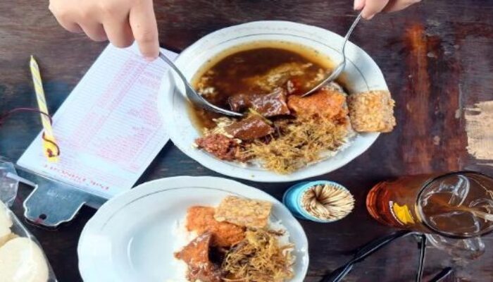10 Rawon Legendaris di Surabaya yang Wajib Dicoba, Kuah Hitamnya Bikin Ketagihan