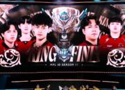 Bigetron by Vitality mengangkat trofi juara MPL ID Season 17 di Jakarta International Velodrome