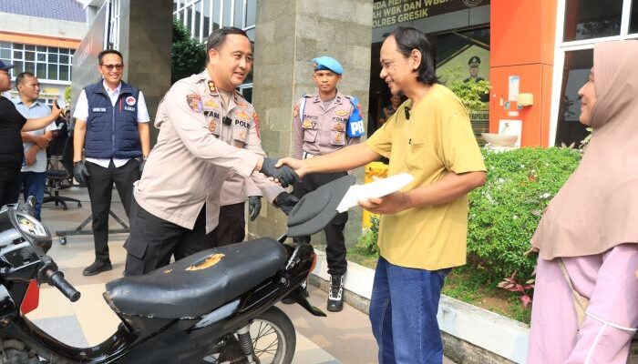 Polres Gresik Kembalikan Tiga Motor Korban Curanmor dan Begal, Gratis Tanpa Biaya