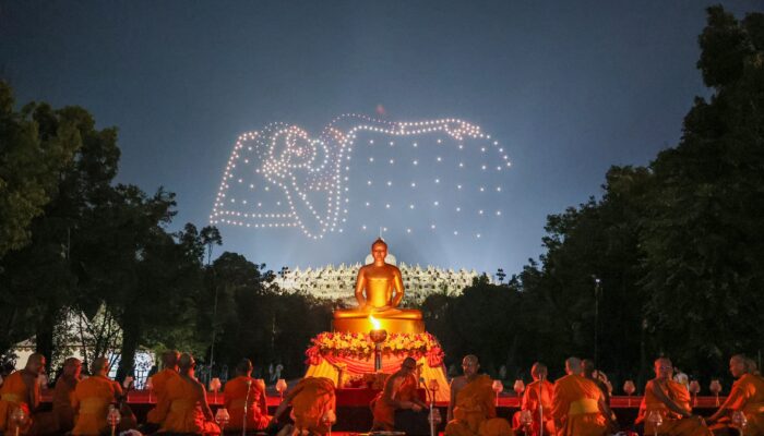 Ribuan Lampion Waisak Halau Gulita di Langit Borobudur