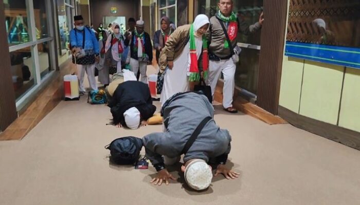 Jemaah Haji Kloter Pertama Embarkasi Solo Tiba di Boyolali, Sujud Syukur Warnai Kepulangan dari Tanah Suci