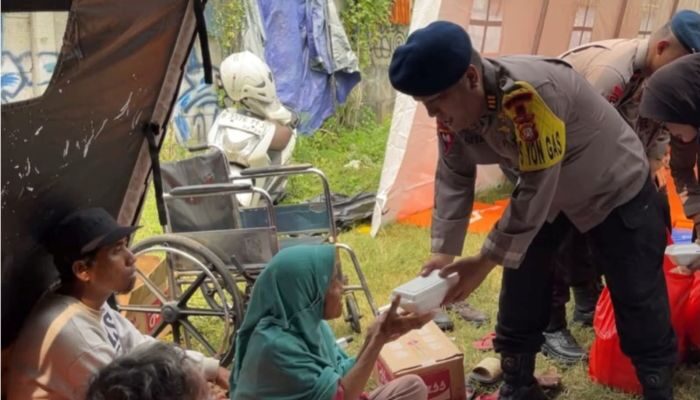 Brimob Metro Jaya Kerahkan Dapur Lapangan, Salurkan Ratusan Makanan untuk Korban Kebakaran Pasar Jiung