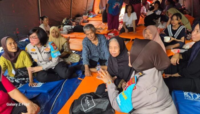 Polwan Jaga Jakarta Salurkan Bantuan dan Trauma Healing untuk Korban Kebakaran Pasar Jiung