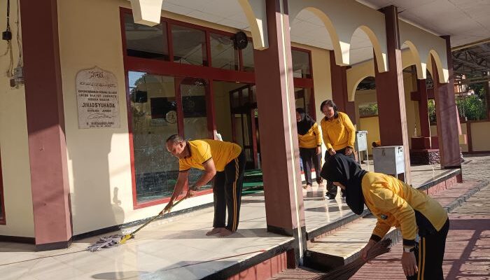 Sambut Hari Bhayangkara ke-80, Polres Jember Gelar Bakti Religi dan Bersih-Bersih Tempat Ibadah