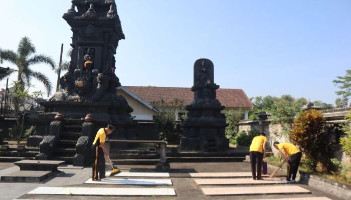 Polres Malang Gelar Bakti Religi Bersihkan Tempat Ibadah Sambut Hari Bhayangkara ke-80
