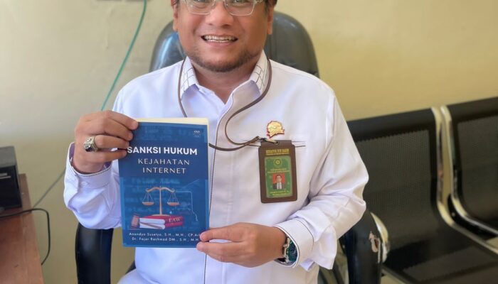 Kupas Jerat Hukum di Dunia Maya, Anandyo Susetyo Resmi Luncurkan Buku Baru