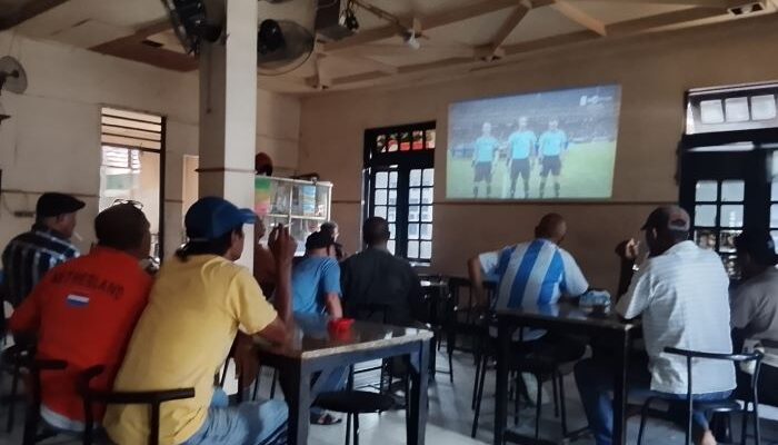 Antusiasme Masyarakat Ambon Meriahkan Nobar Piala Dunia 2026 di Cafe Senang Hati