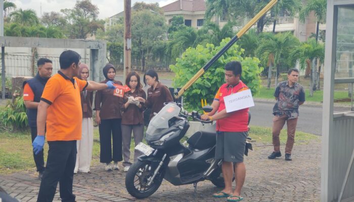 Rekonstruksi Pembunuhan Sekuriti Graha Darmo Satelit, Tersangka Peragakan 20 Adegan