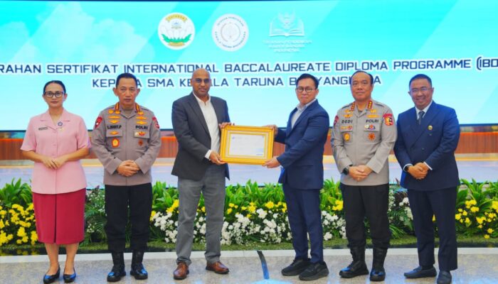 Terima Sertifikat IBDP SMA KTB, Kapolri: Cetak Generasi Muda untuk Wujudkan Indonesia Emas 2045