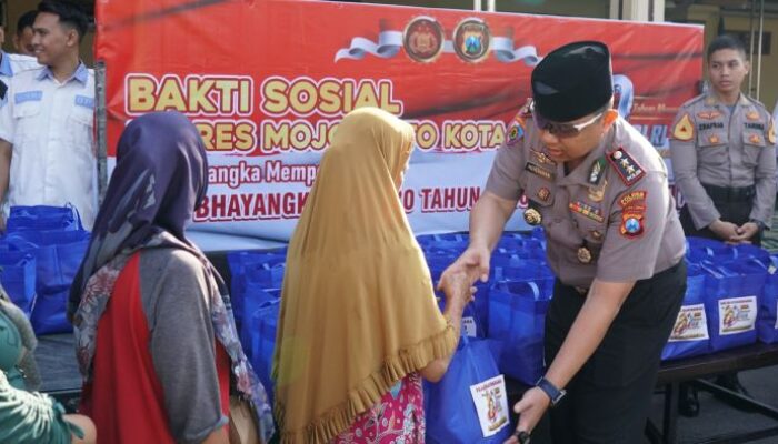 Sambut HUT Bhayangkara ke-80, Polres Mojokerto Kota Gelar Cek Kesehatan Gratis dan Bagi Sembako